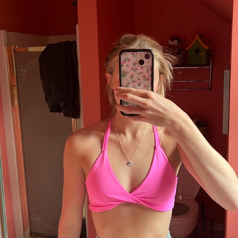 pink sports bra